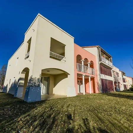 Comfortable 2 Km Away From The Sea
