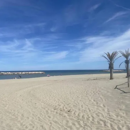 Comfortable 2 Km Away From The Sea Apartament