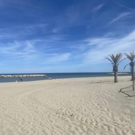 Comfortable 2 Km Away From The Sea Apartament