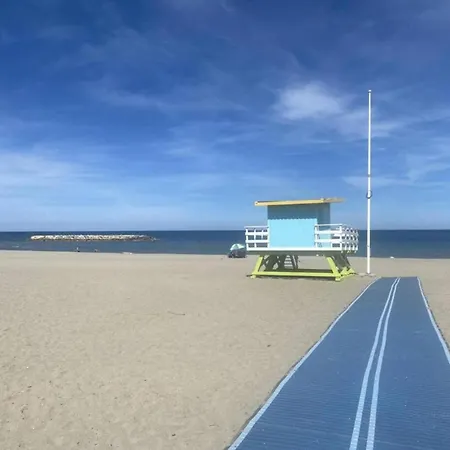 Comfortable 2 Km Away From The Sea Apartament *